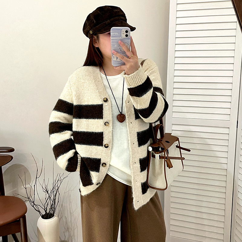 孕妇上衣v领条纹毛衣外套2025冬款宽松慵懒感软糯针织衫