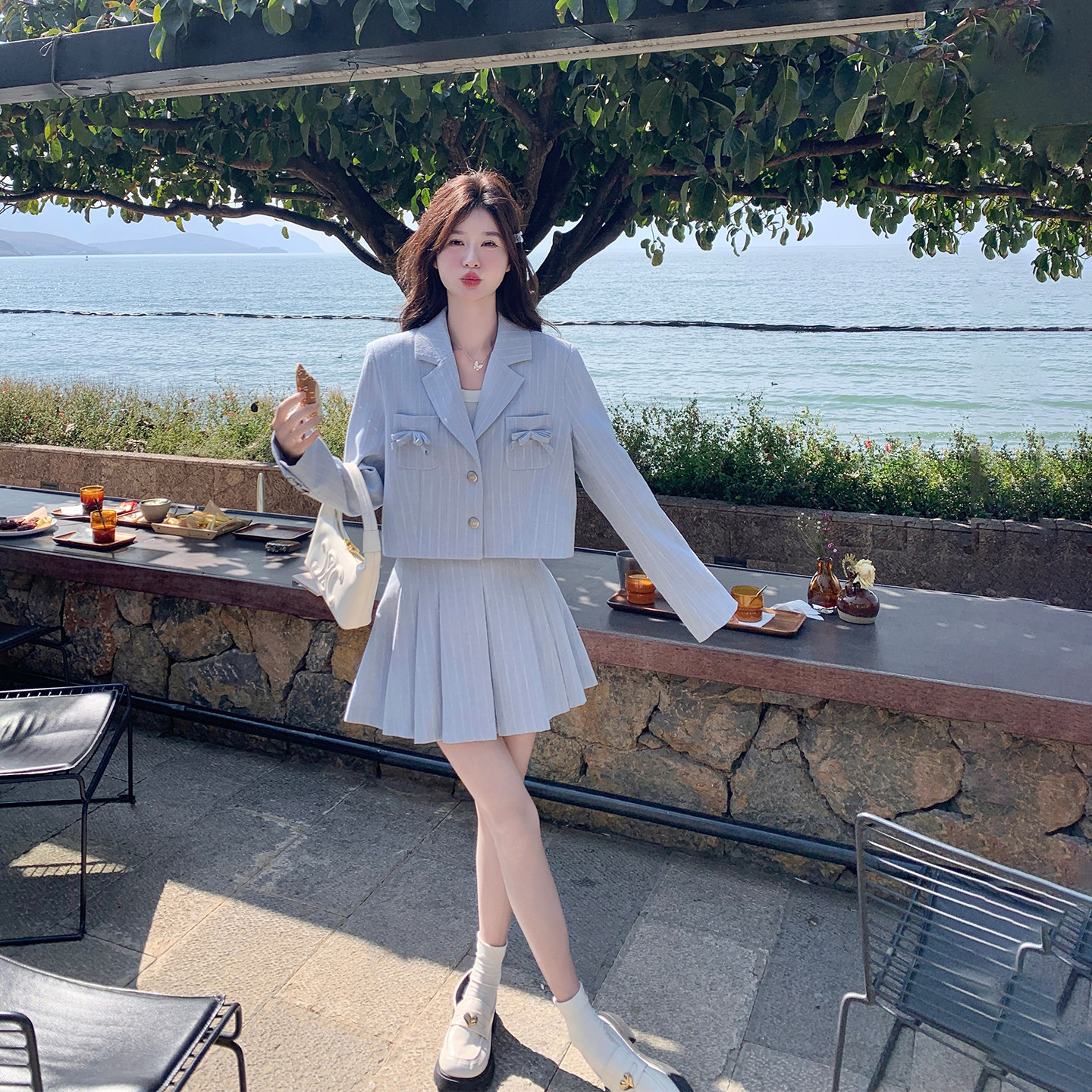 浅蓝色短款小个子条纹西装套装女春季2026新款超好看百褶裙两件套