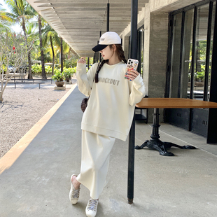 慵懒风针织米色字母卫衣套装女春季2026新款休闲运动半身裙两件套
