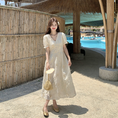 法式温柔风刺绣米杏色V领连衣裙