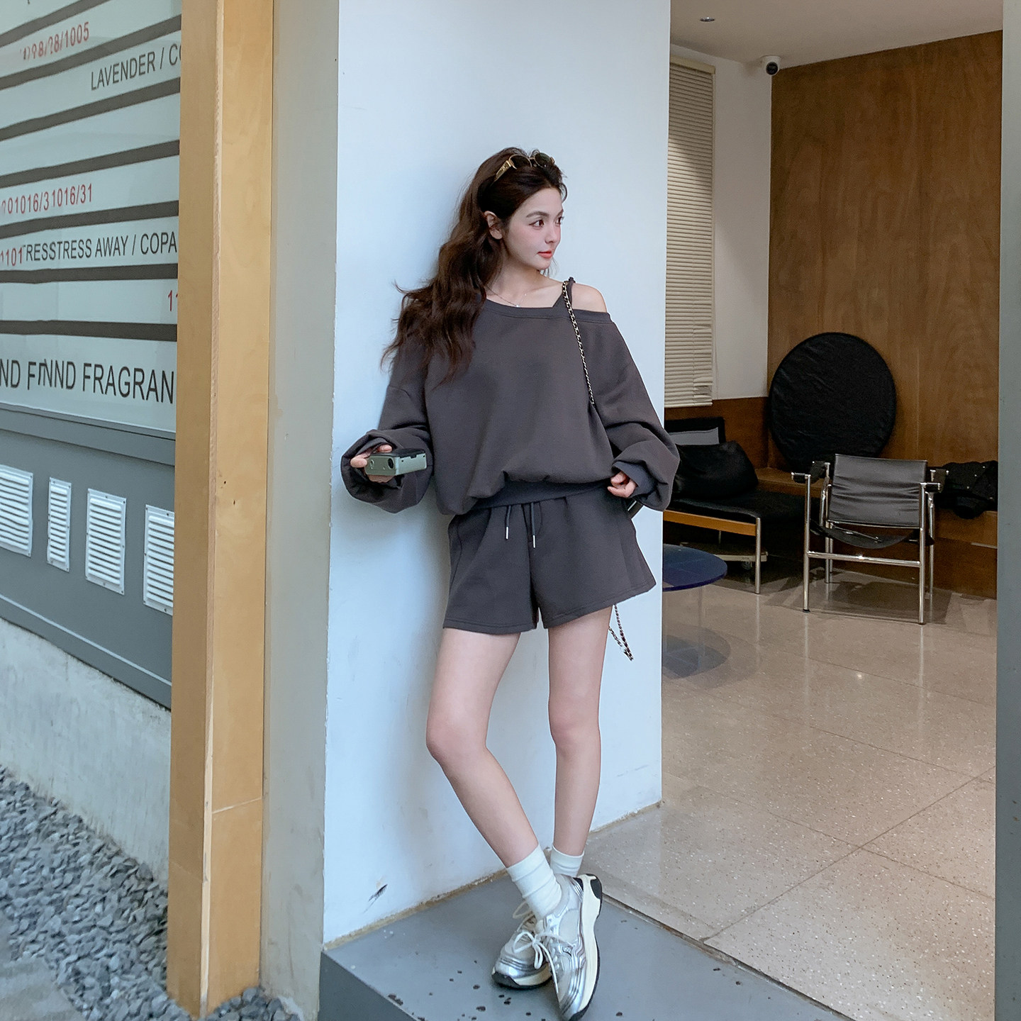 休闲运动松弛感减龄套装女春季2026新款小个子露肩卫衣短裤两件套