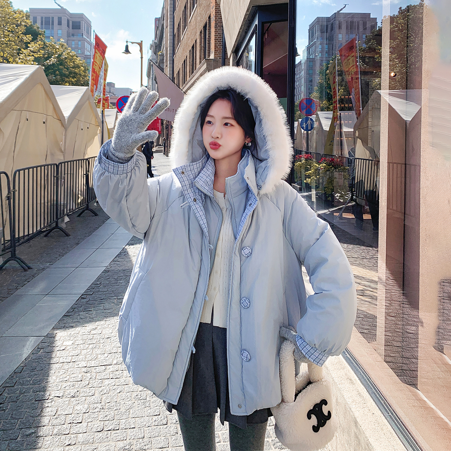 大毛领格纹拼接连帽蓝色羽绒服女