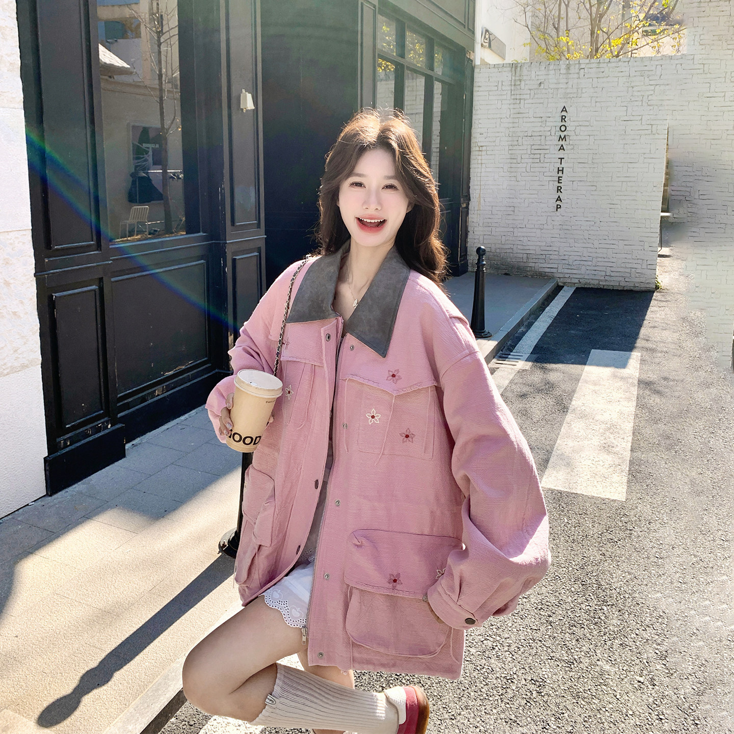 撞色PU拼翻领花朵刺绣粉色外套女春季2026新款中长款独特漂亮夹克