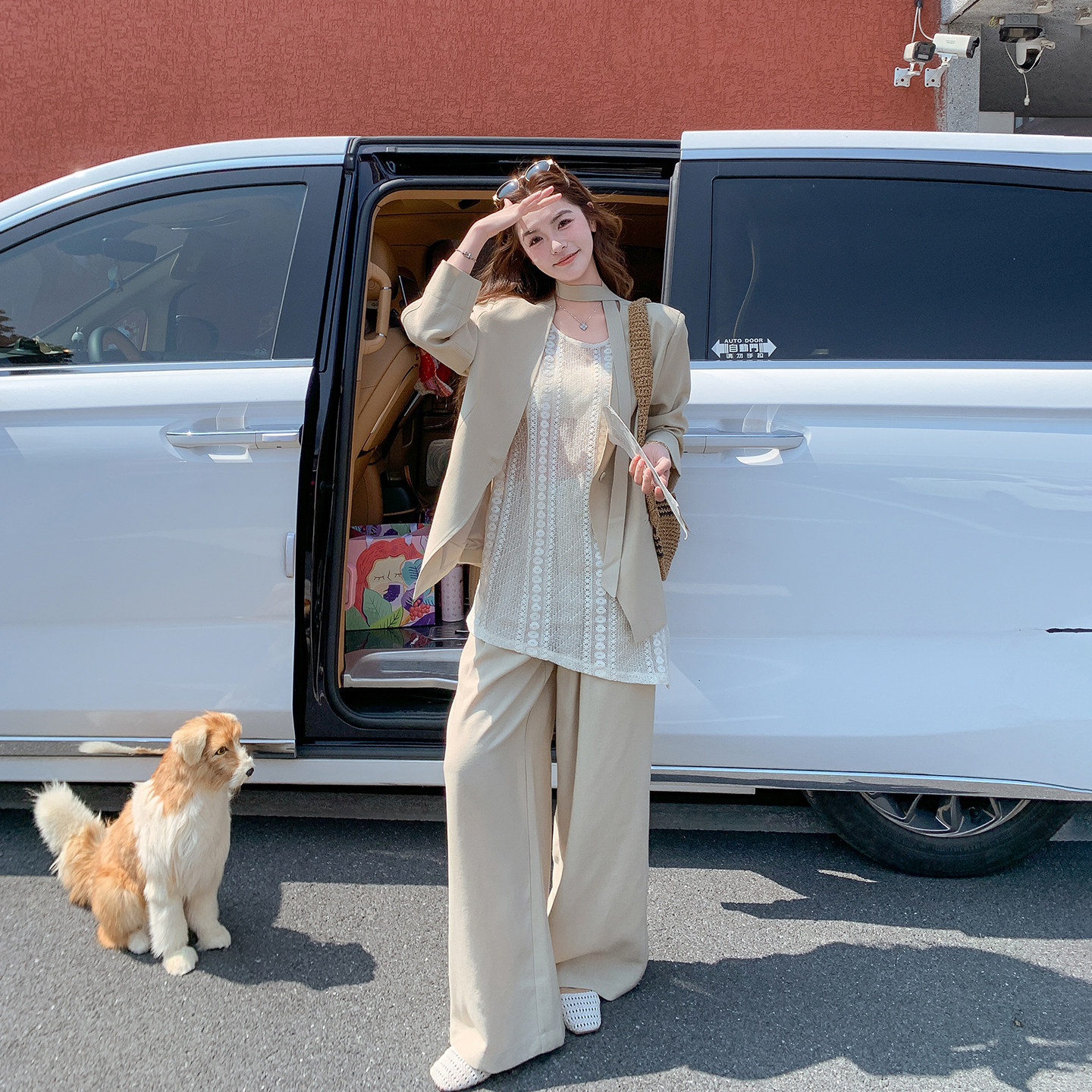 轻熟简约风卡其色西装阔腿裤套装女春季2026新款气质蕾丝衫三件套
