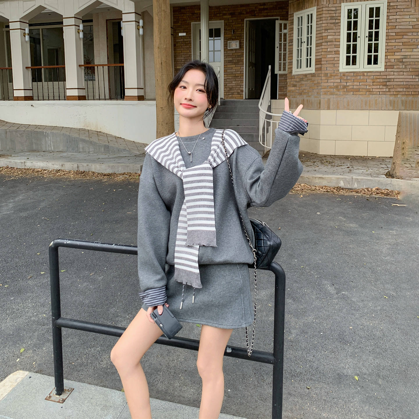 休闲运动条纹披肩灰色卫衣套装女春季2026新款小个子短裙子两件套