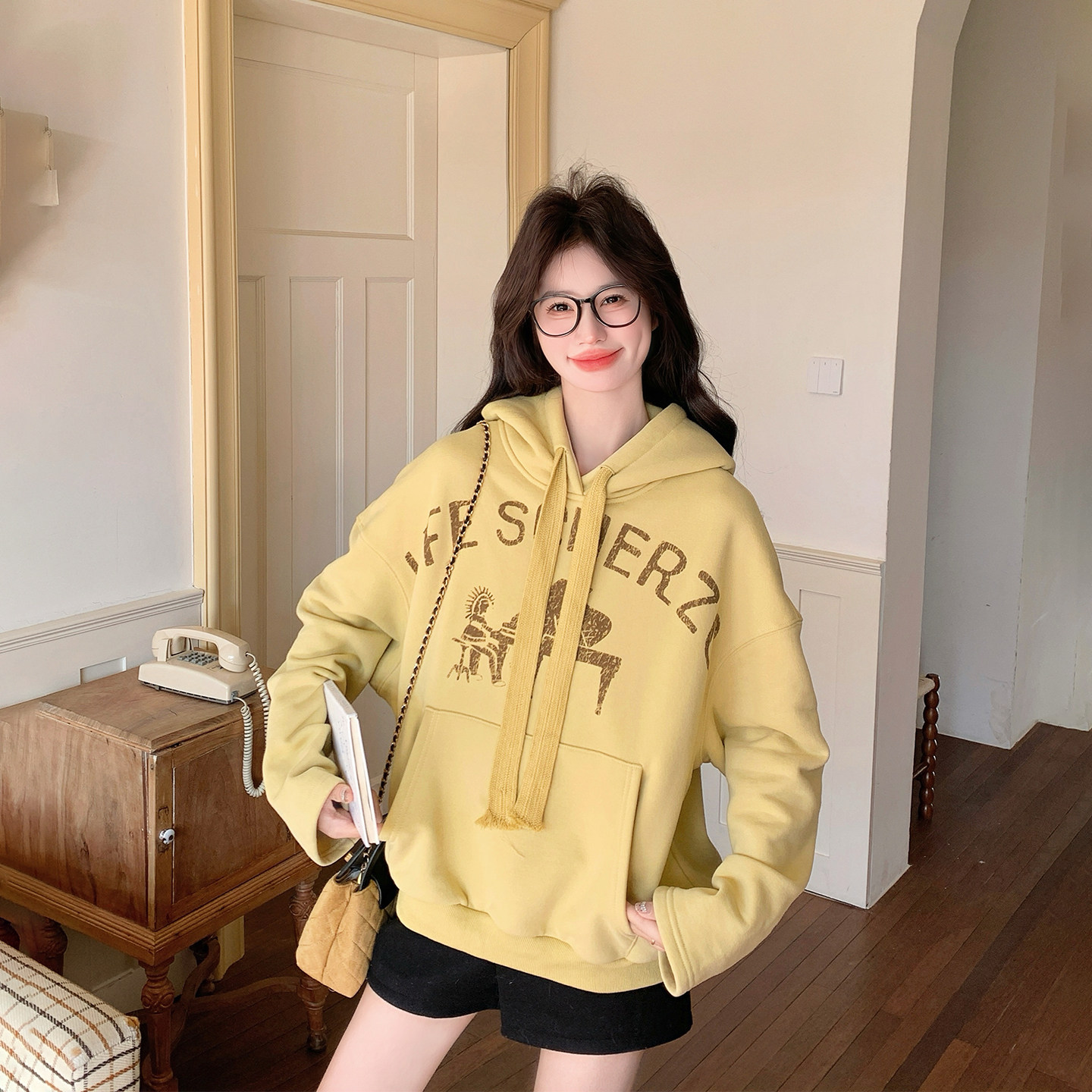 休闲减龄字母印花黄色连帽卫衣外套女春季2026新款小个子超火上衣