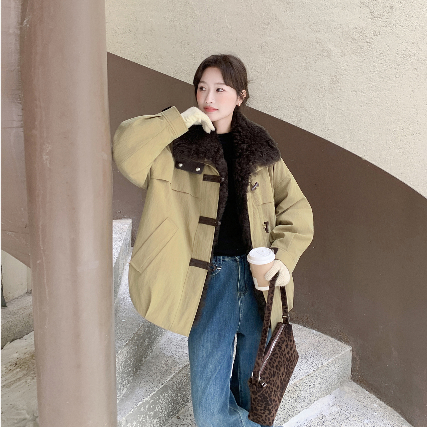 卡其色超火的羊羔毛拼接工装风羽绒服女冬季2025新款白鸭绒派克服