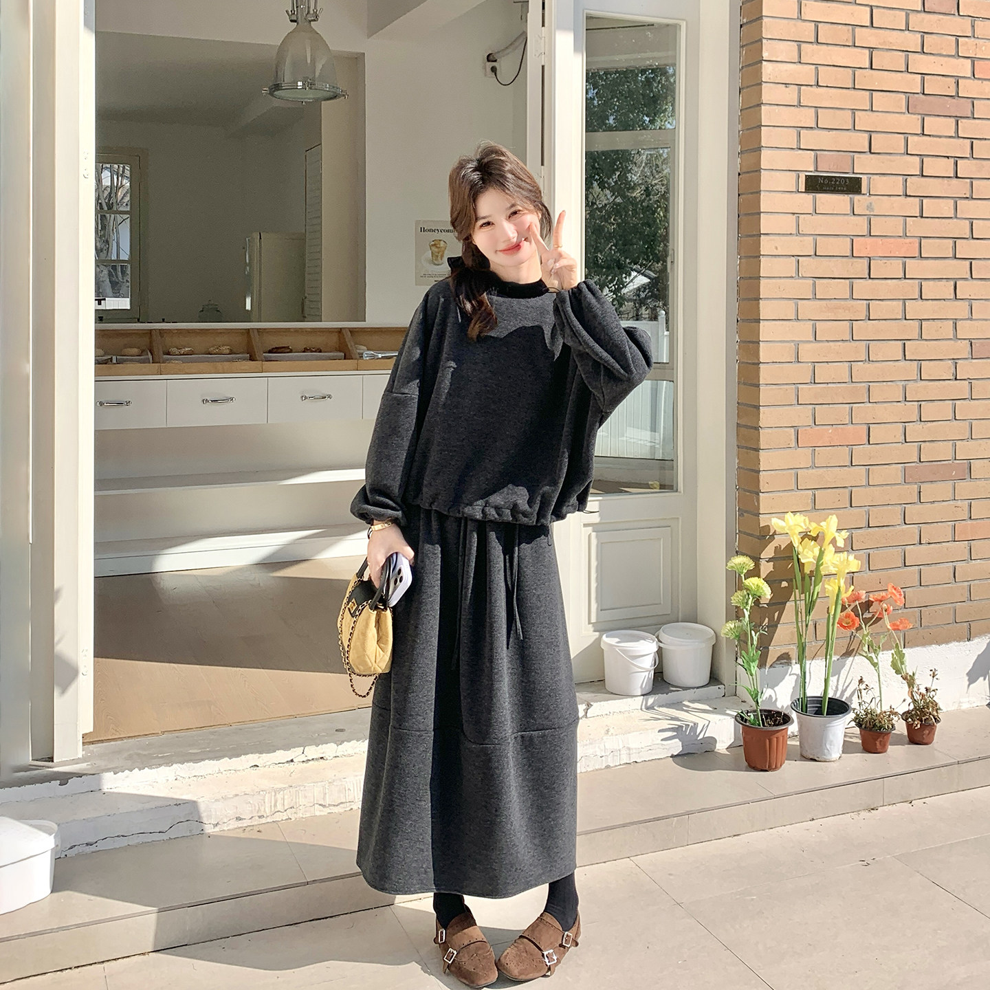 松弛感休闲深灰色卫衣半身裙套装女春季2026新款巨好看减龄两件套