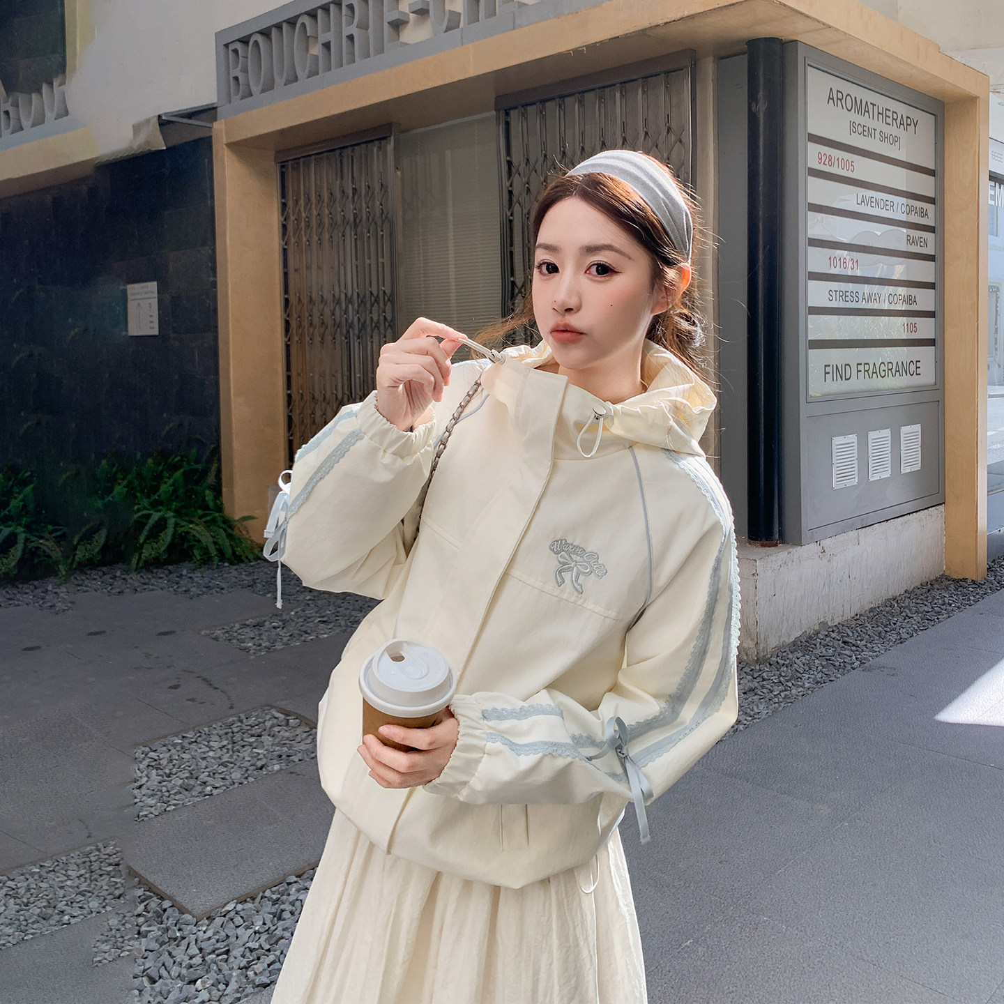 甜美减龄米白色蝴蝶结连帽短外套女春季2026新款小个子冲锋衣夹克