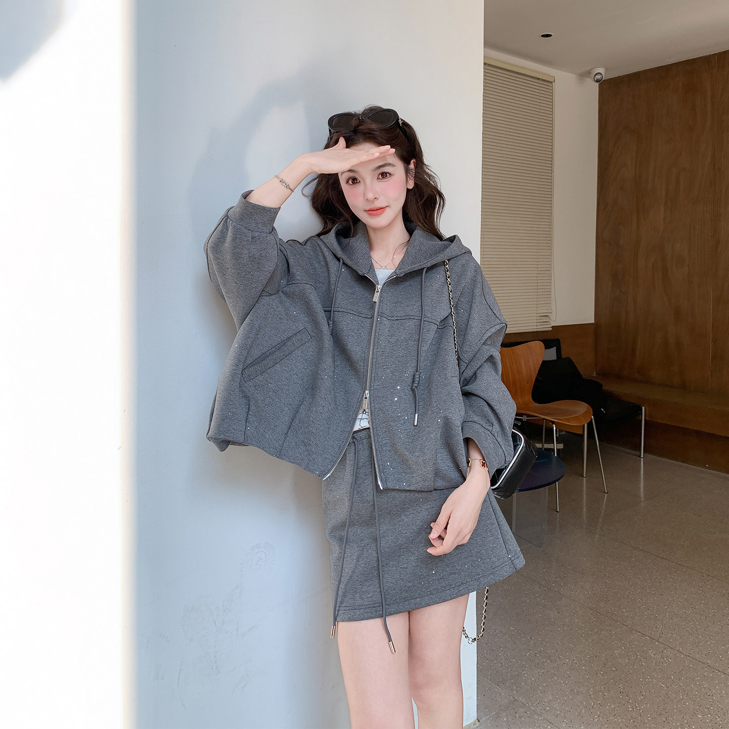 巨好看休闲亮片灰色连帽卫衣短裙套装女春季2026新款小个子两件套