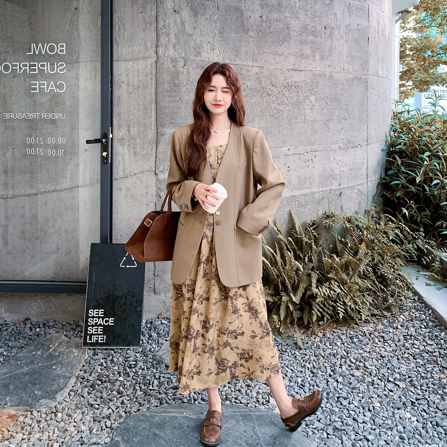 高级感卡其色碎花吊带连衣裙套装女春季2026新款设计感西装两件套