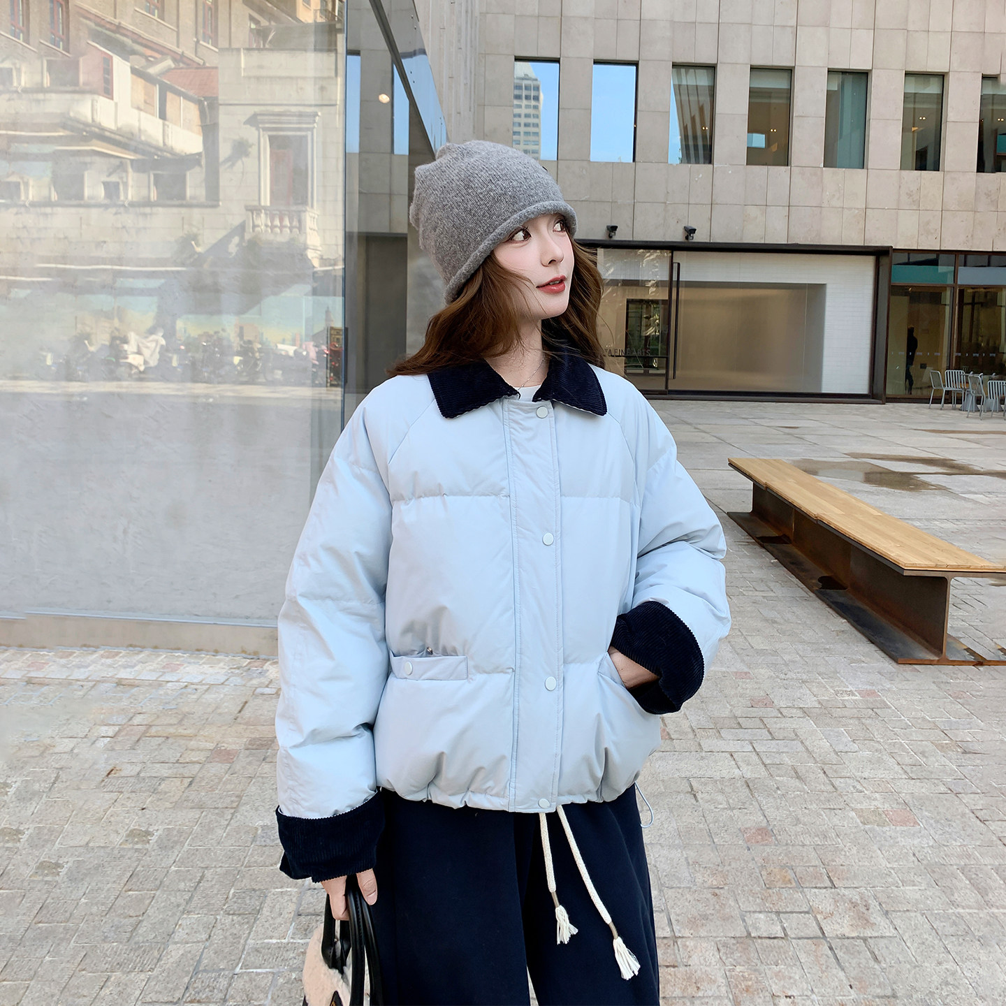 撞色翻领浅蓝色短款羽绒服女冬季2025新款小个子巨好看白鸭绒外套