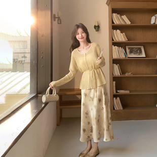 甜美漂亮浅黄色针织开衫套装女春季2026新款爆款碎花半身裙两件套