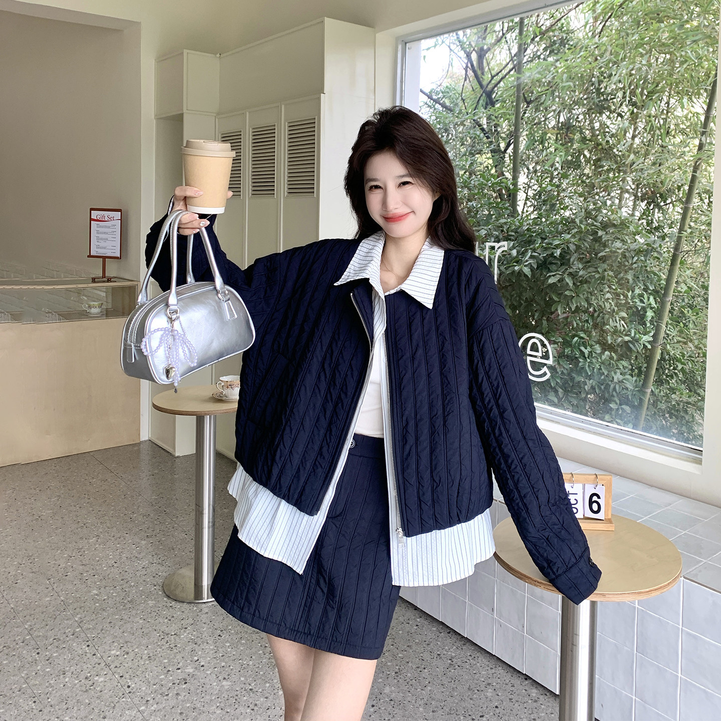 时尚减龄条纹拼接藏青色套装女春季2026新款巨好看外套短裙两件套