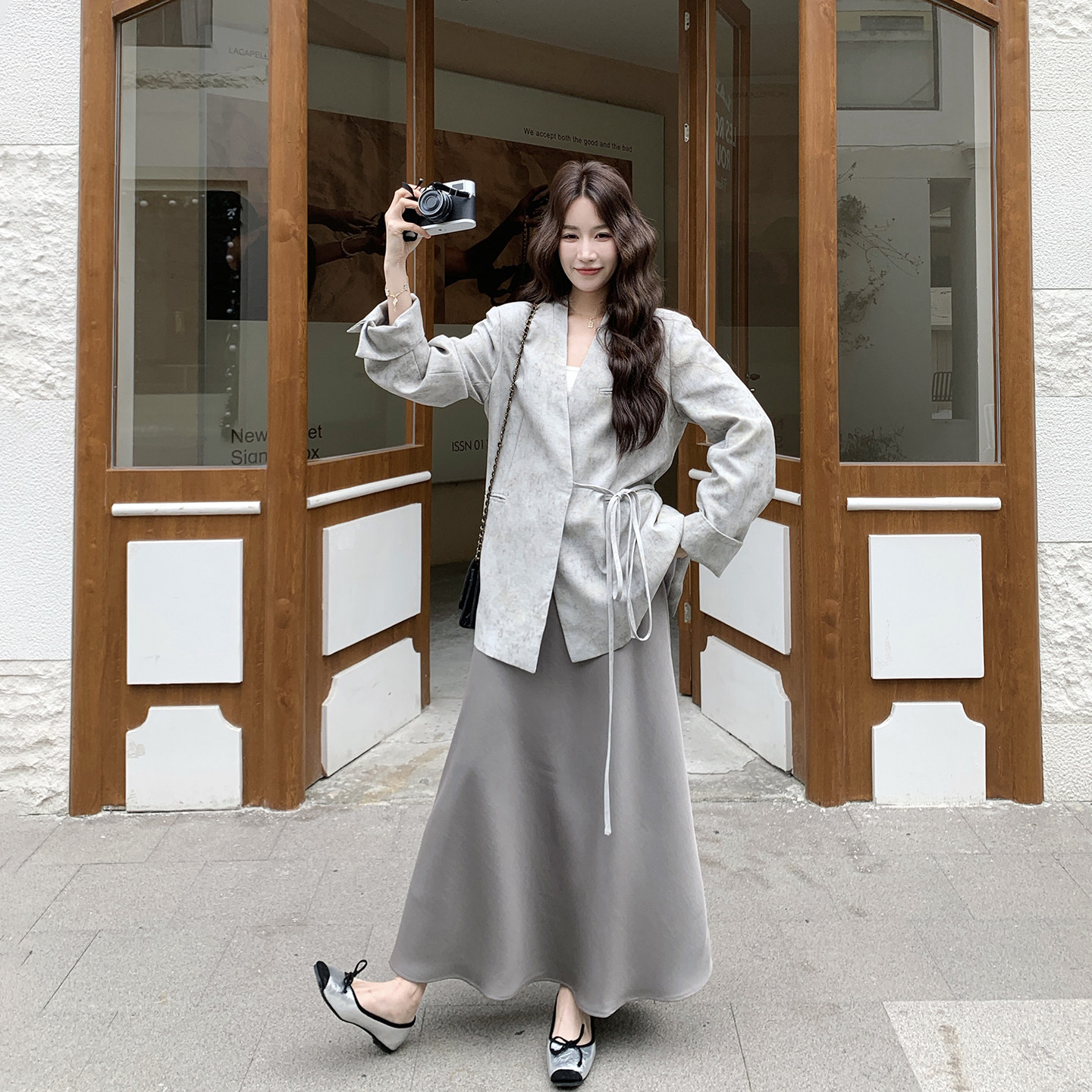 气质感休闲优雅灰色麻感西装套装女春季2026新款缎面半身裙两件套