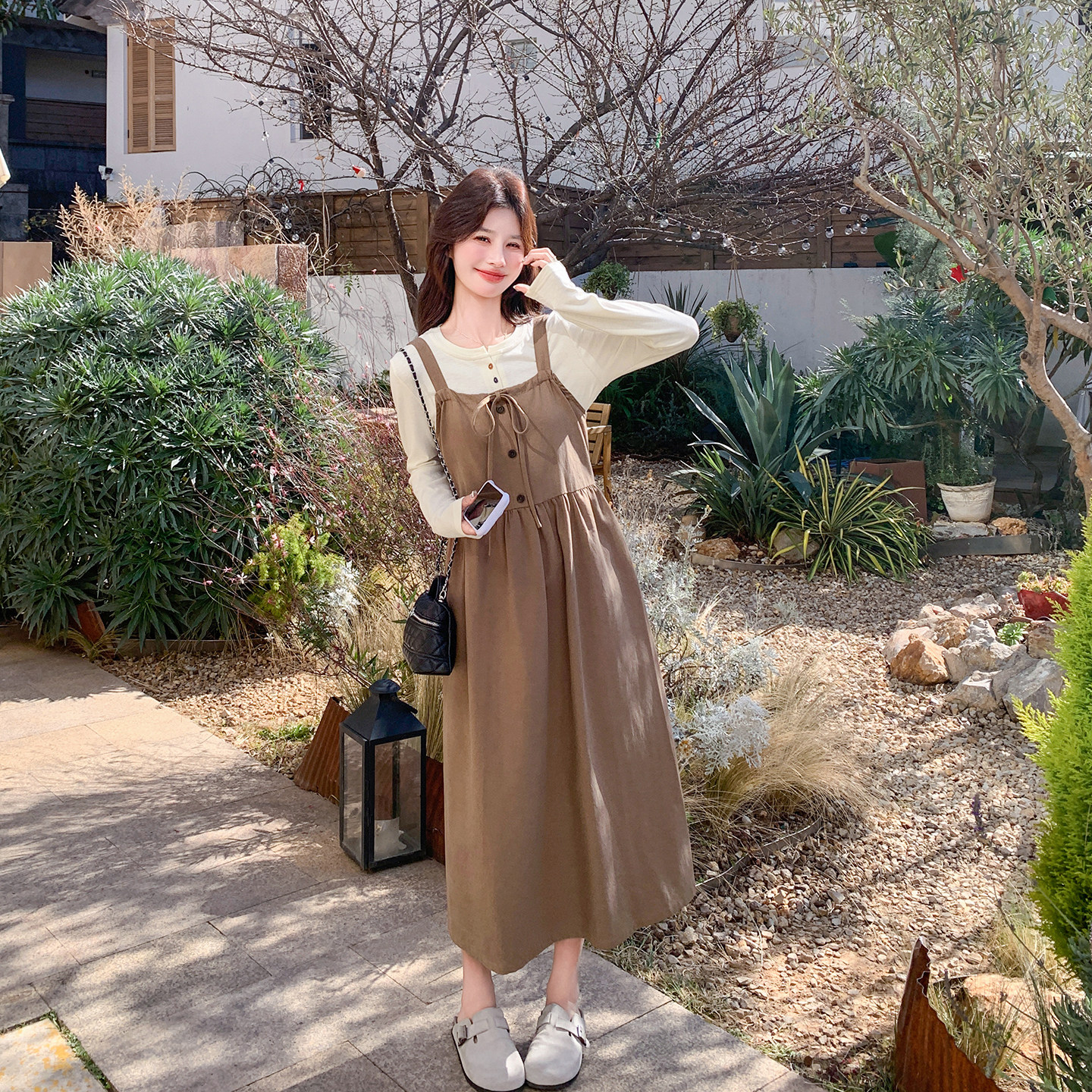 艺术风卡其色背带连衣裙套装女春季2026新款复古减龄巨好看两件套