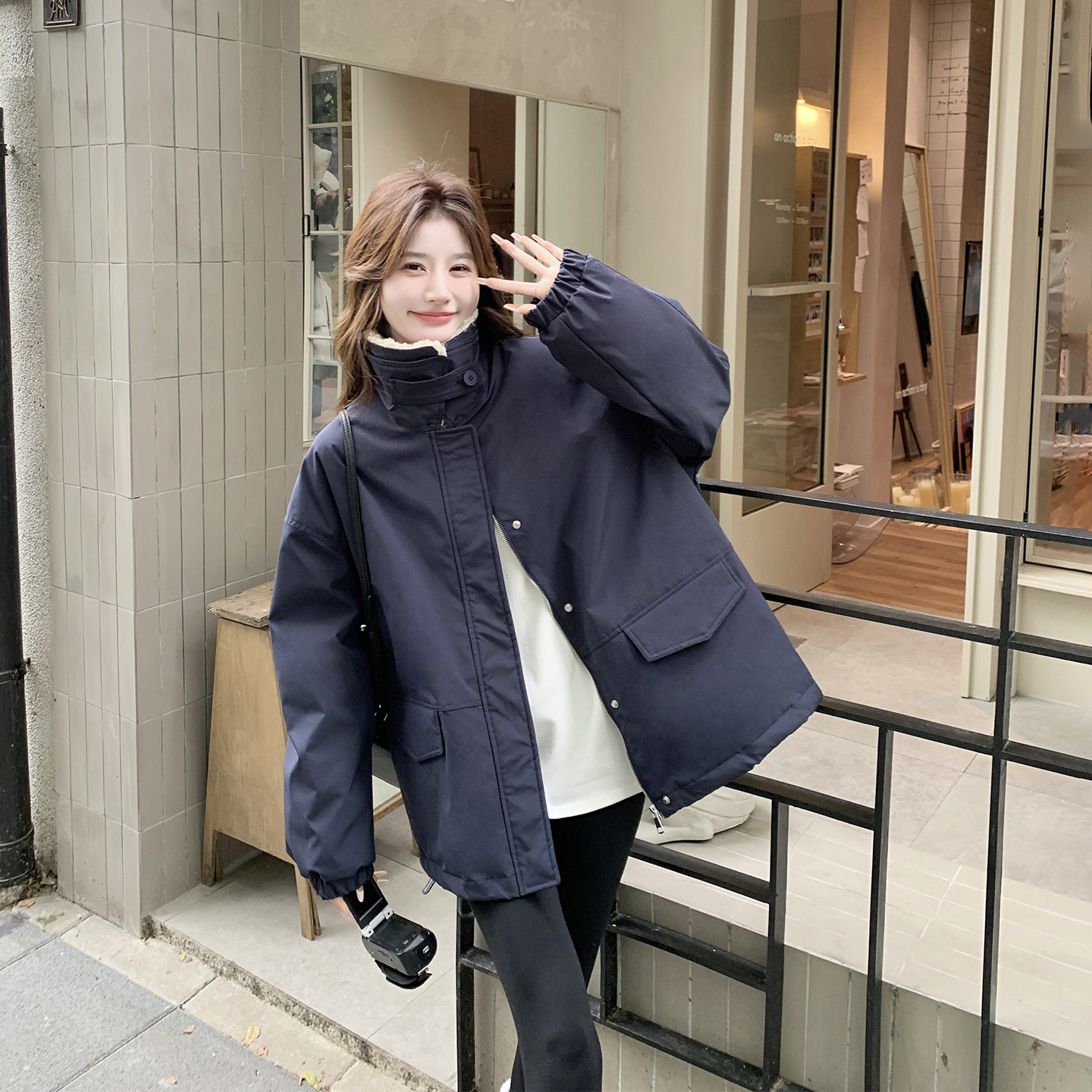 藏青色羊羔毛拼接90羽绒服女冬季2025新款工装减龄复古派克服外套