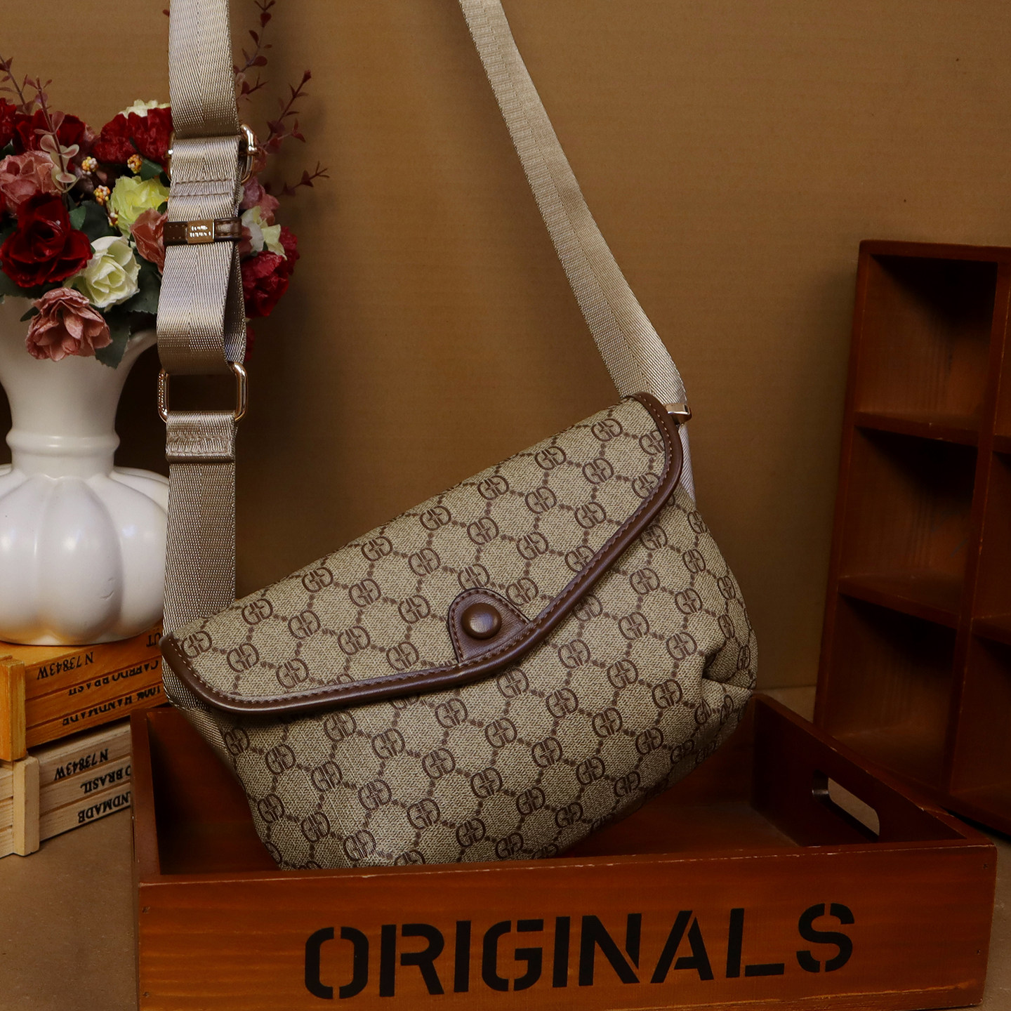 轻奢女士老花印花信封包女复古单肩斜挎包宽肩带百搭胸包经典胸包