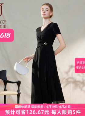 经典故事别致小众V领黑色连衣裙女夏季2026新款设计感百褶小黑裙