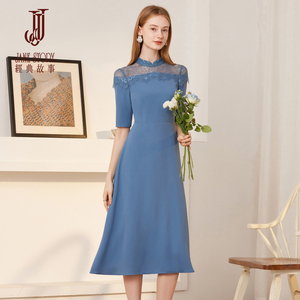 法式浪漫立领收腰连衣裙女2026新款春秋镂空设计蕾丝拼接中长裙
