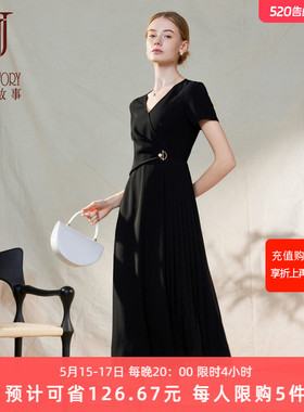 经典故事别致小众V领黑色连衣裙女夏季2026新款设计感百褶小黑裙
