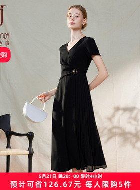 经典故事别致小众V领黑色连衣裙女夏季2026新款设计感百褶小黑裙