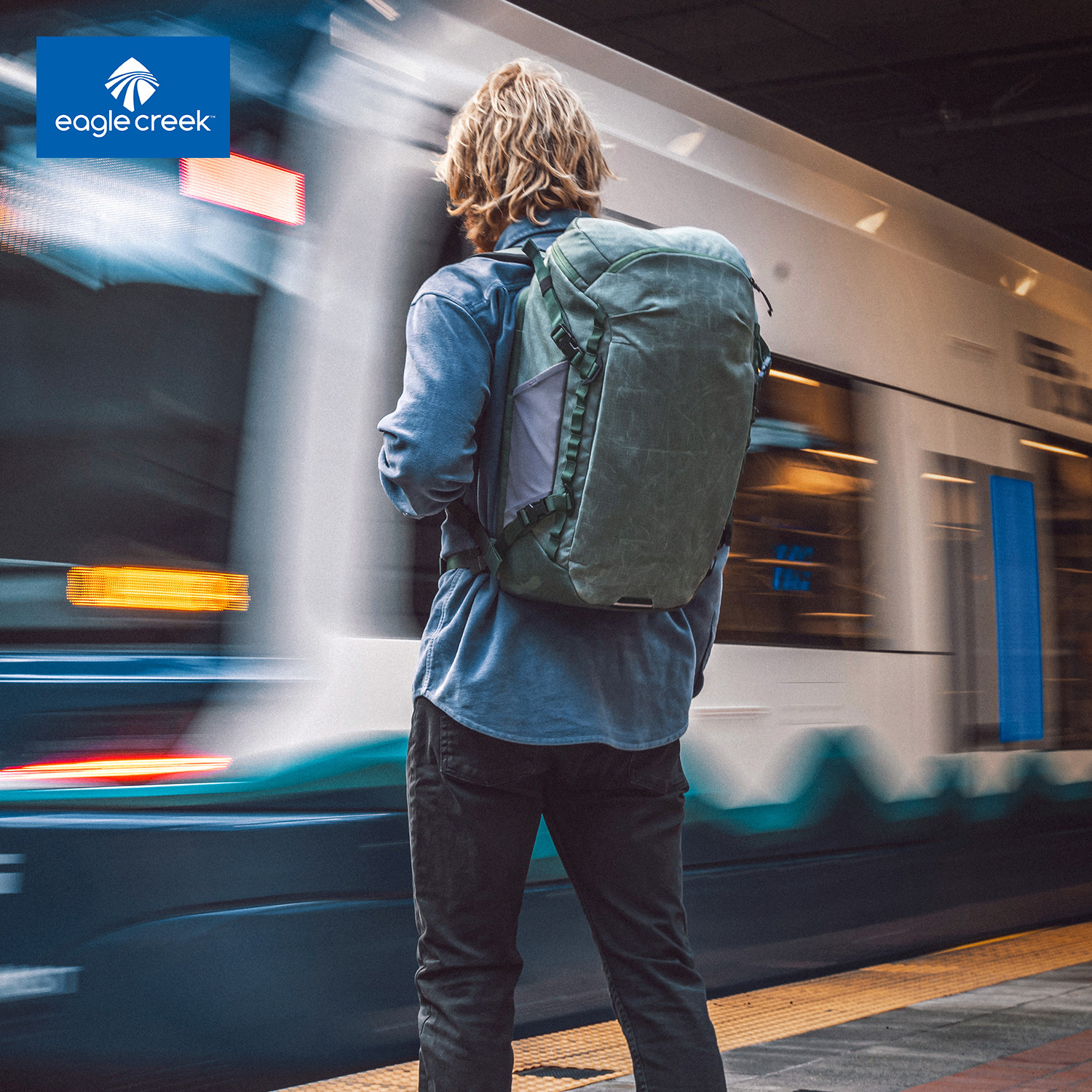 双肩包旅游轻便旅行包男大容量户外登山运动防水背包出差电脑包