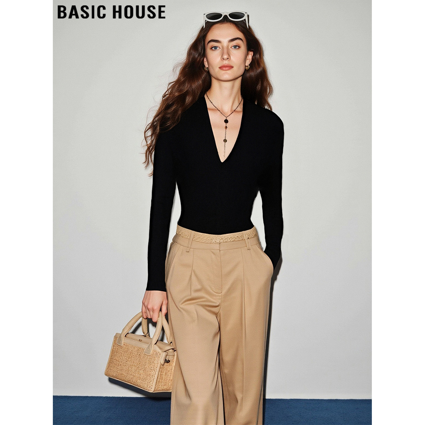 Basic House/百家好黑色深V长袖T恤女春季性感弹力修身显瘦打底衫