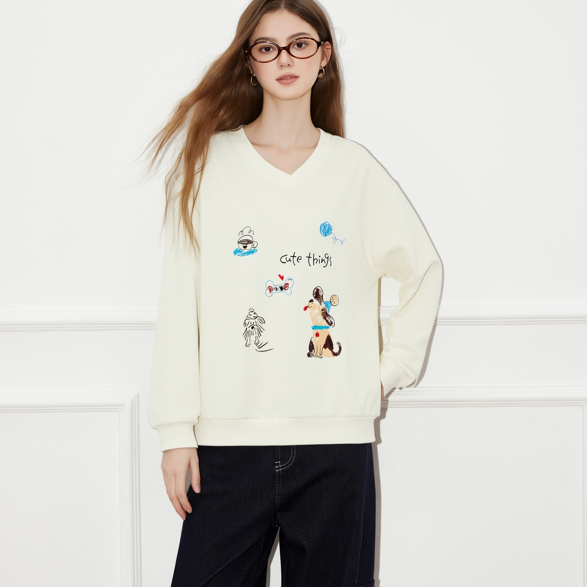 Basic House/百家好减龄印花v领卫衣女2025秋冬新款显瘦套头上衣