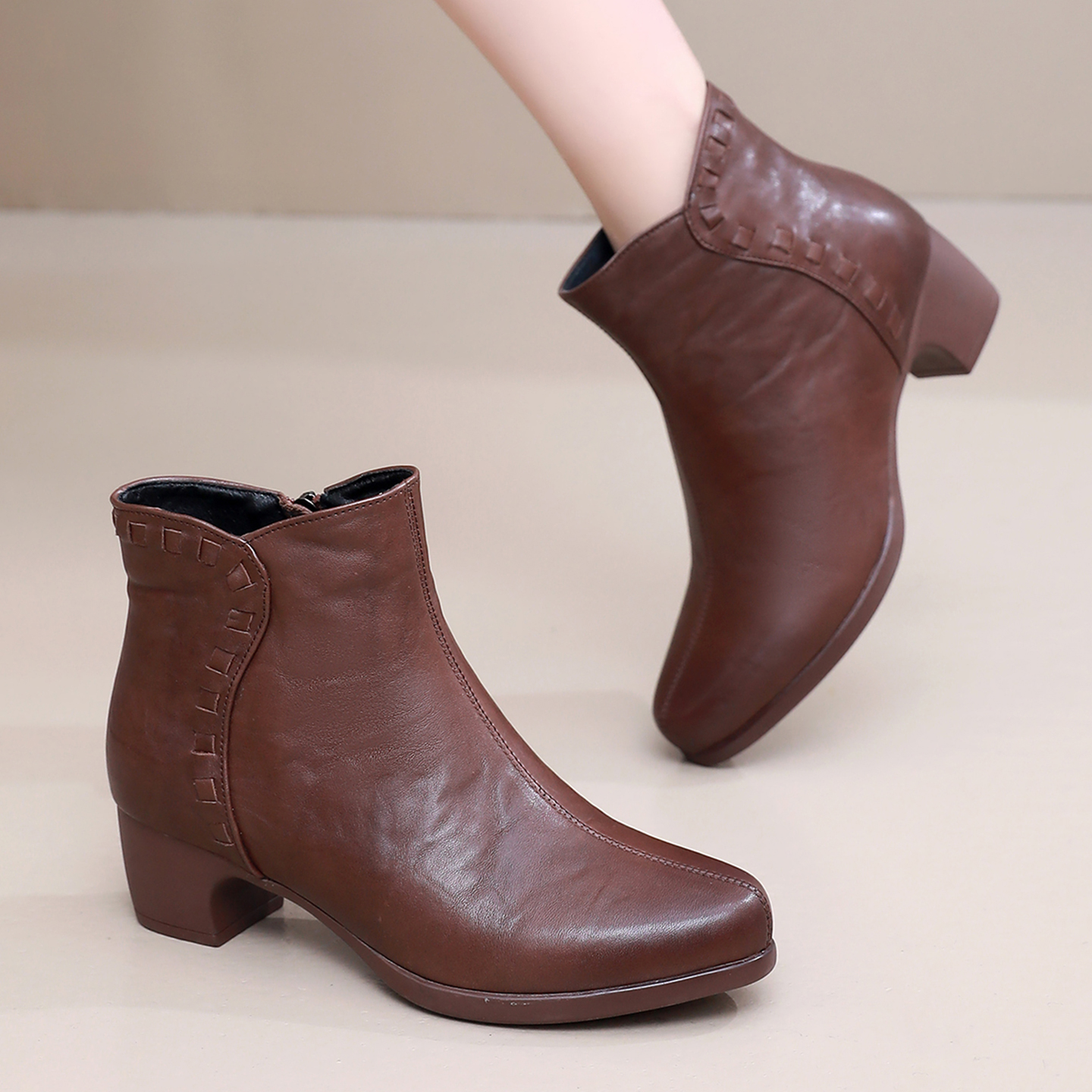 真皮短靴女粗跟复古妈妈鞋秋冬靴显瘦尖头皮鞋中老年鞋子加绒棉鞋