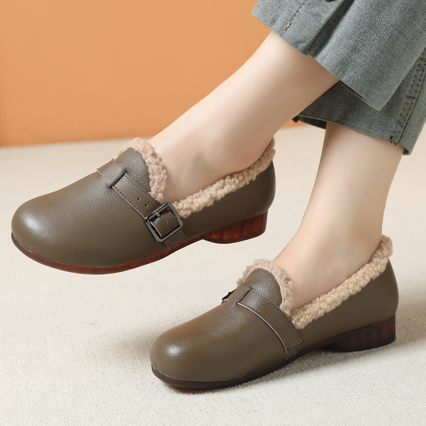 加绒皮鞋女真皮软底妈妈鞋秋冬棉鞋乐福鞋子中老年女鞋外穿毛毛鞋