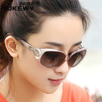 The 2026 new minimalist women's UV-resistant sunglasses are a trendy choice for women's driving with polarized light thumbnail 8