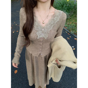 （吴大笑）昼夜花语～温柔V领蕾丝上衣+高腰半裙环保拉毛羊绒套装