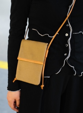 泉释竖款帆布配牛皮手机斜跨包袋便携迷你小包钥匙零钱度假散步包