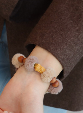 天然水晶手串毛绒绒软绵亲肤手链女原创设计甜美串珠檀木毛球手串