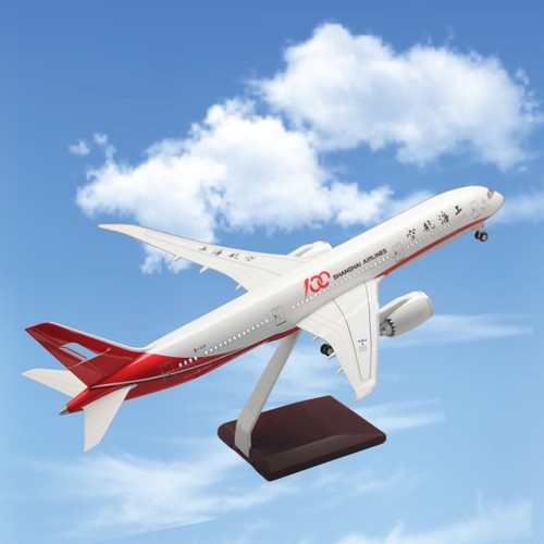 上海航空带灯款飞机模型客机摆件