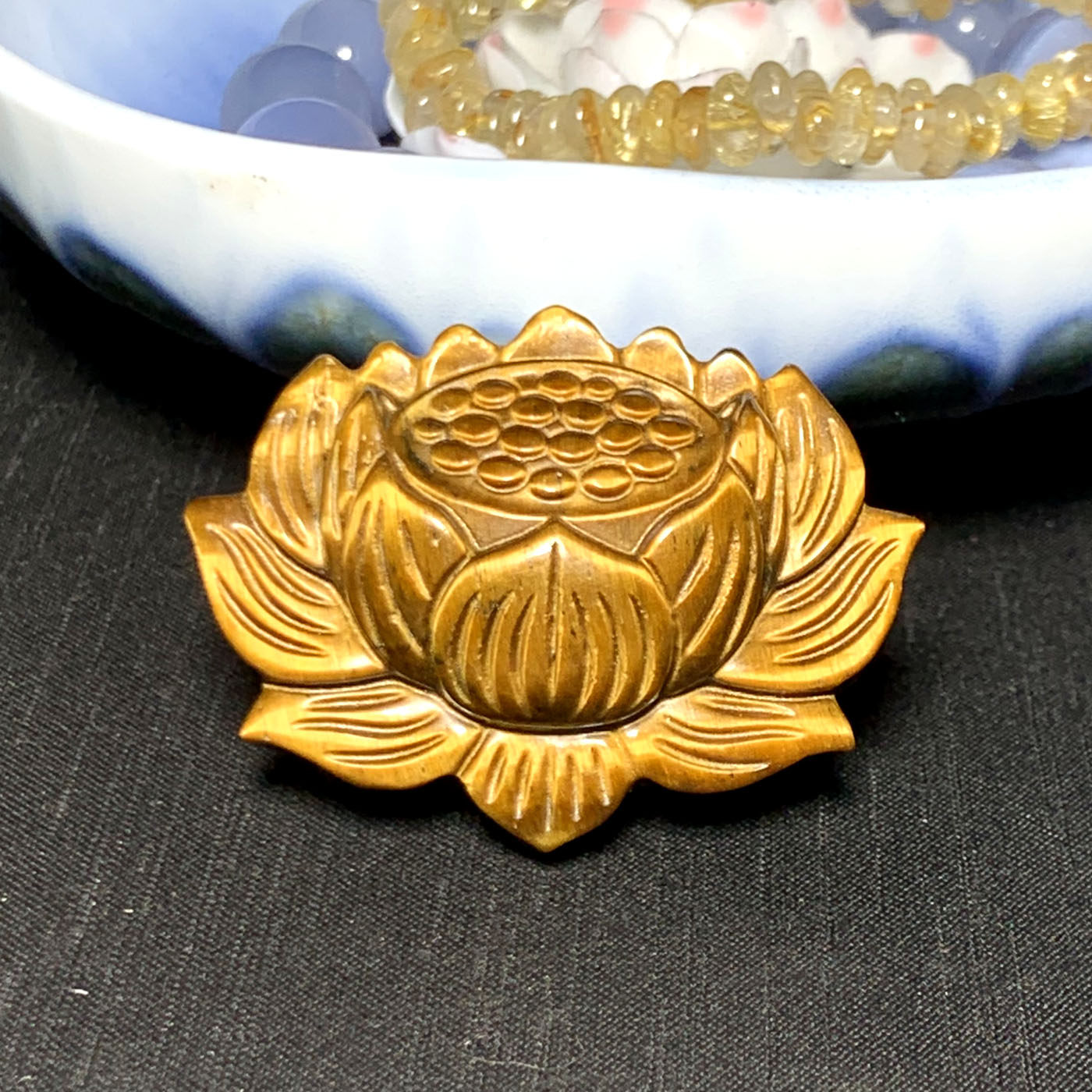 天然虎睛石雕刻莲花吊坠
