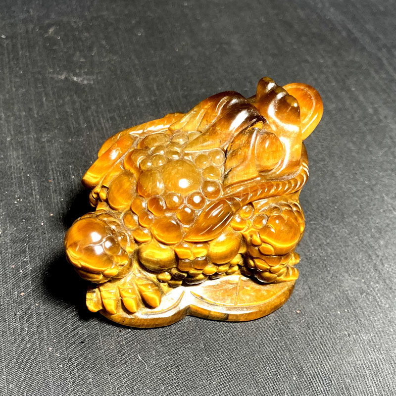天然黄虎石三角蟾摆件虎眼石