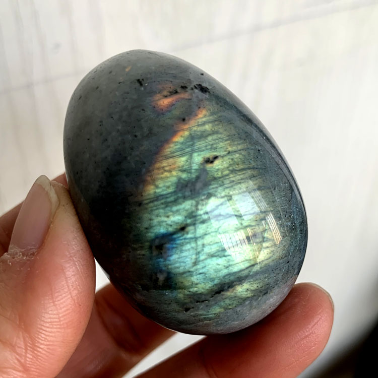 水玉冰魄天然拉长石鸡蛋把玩 钠长石手把件 光彩灵动 原石小摆件