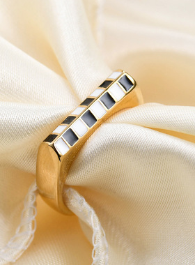 欧美新款ins时尚简约斜面长方形黑白棋盘格金色戒指304钛钢女