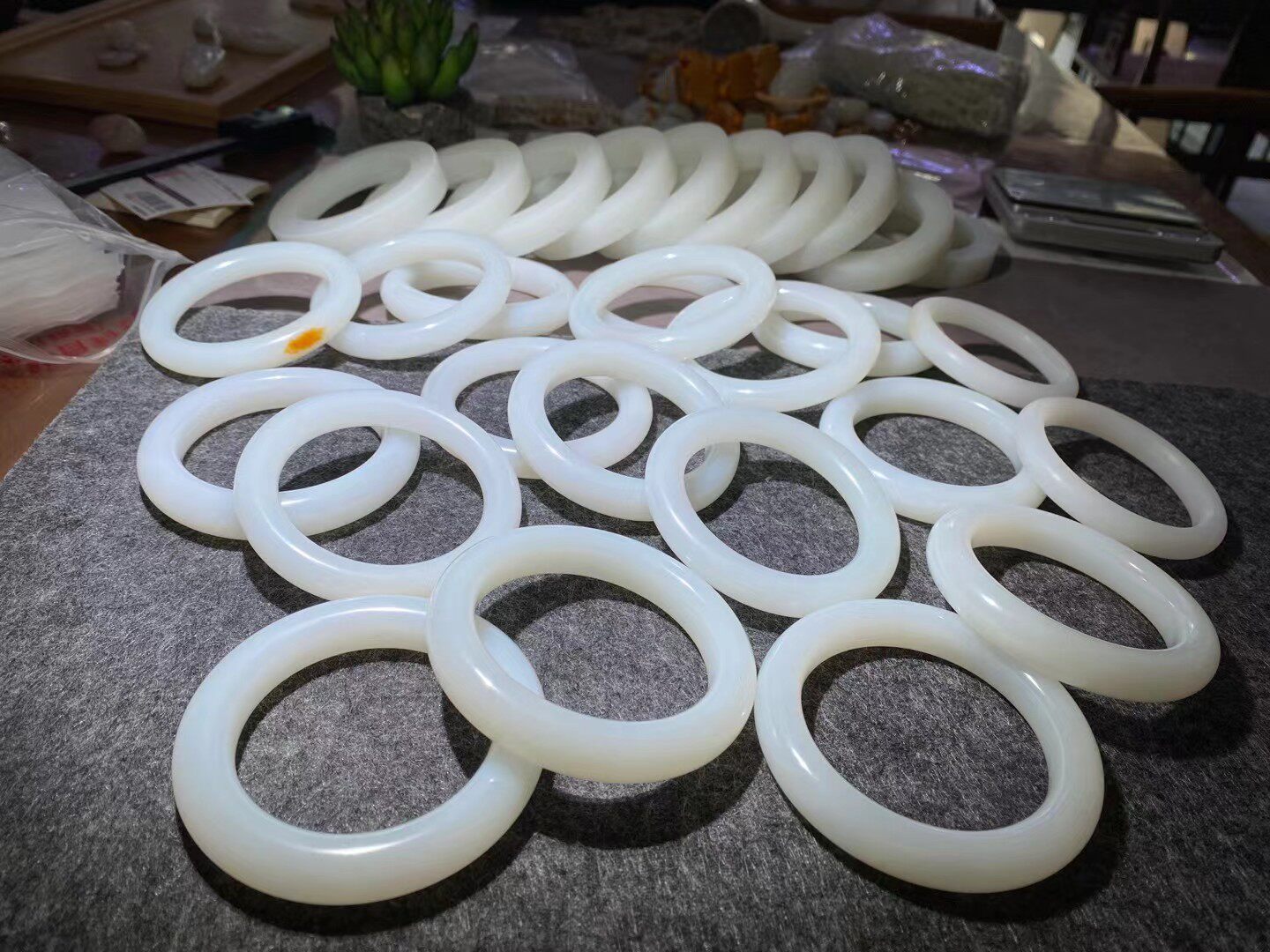 天然高品质新疆和田玉籽料手镯 可量身订制 正品带证书二十年老店