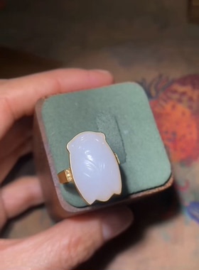 精品新疆和田玉籽料18K镶嵌一鸣惊人戒指 高白细腻重金镶嵌14号圈