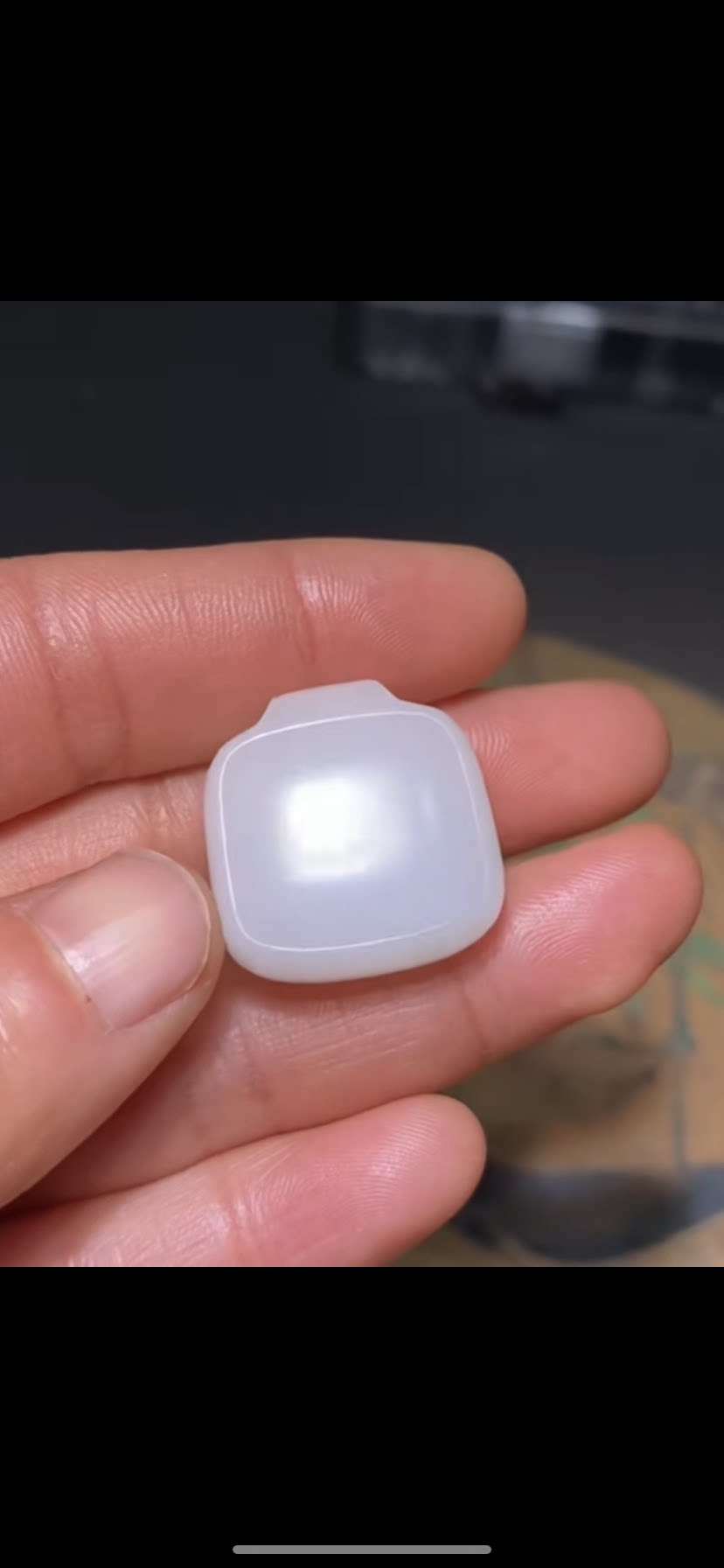 精品新疆和田玉籽料 平安无事牌 一级白油糯老熟过灯24&times;23&times;12mm