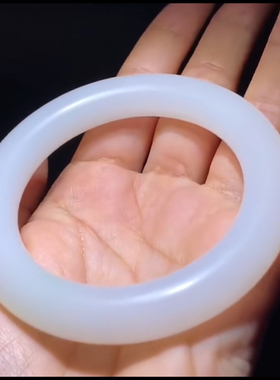 高品质新疆和田玉籽料 特色圆条手镯  局部略带一点翠色 圈口56mm