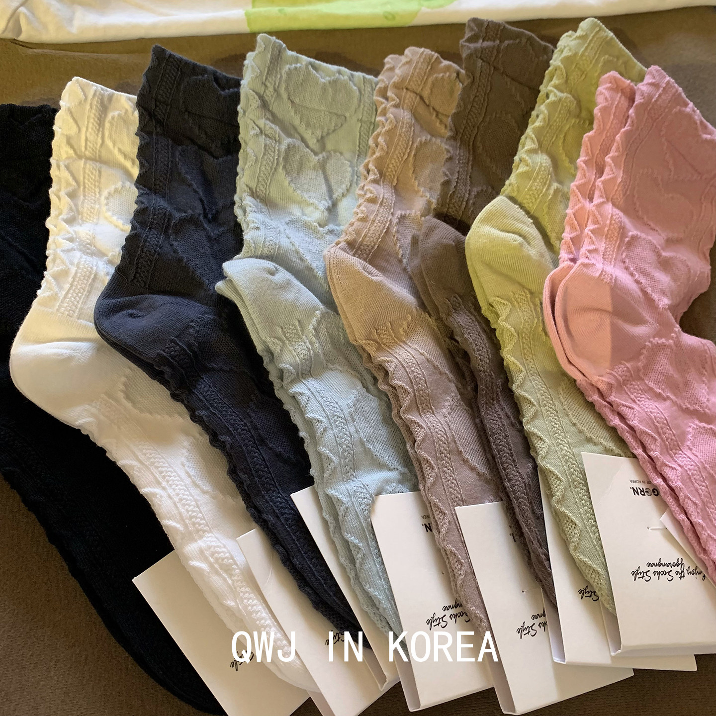 中筒纯色爱心浮雕袜子韩国进口女式棉袜简洁甜美百搭中筒袜运动袜