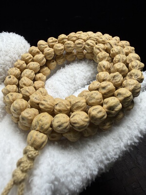 热振百香籽原桩玉化皮粉皮水滴型莲花矮桩巨油108文玩一物一图