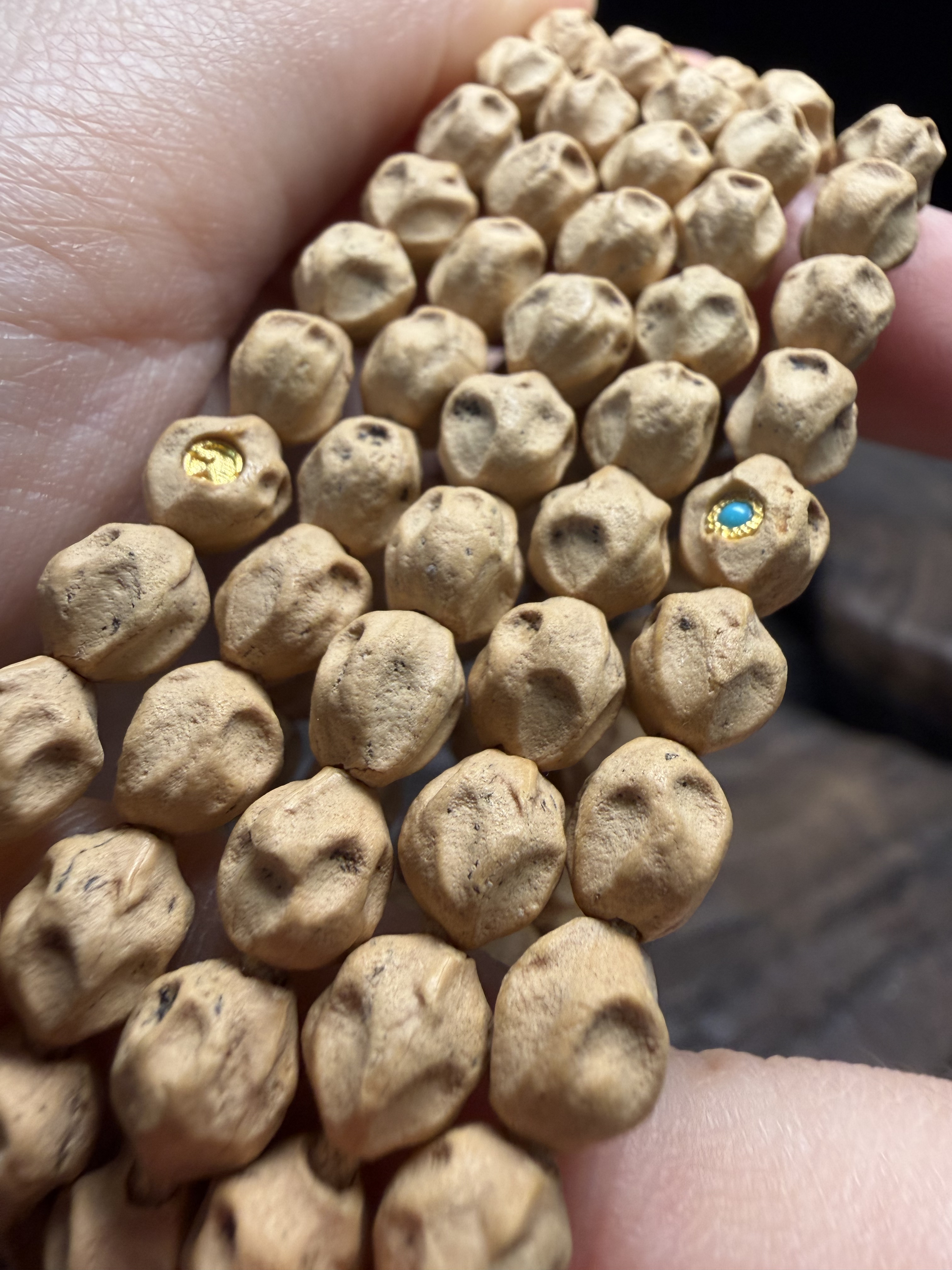 H热振柏香籽原桩粉皮深坑多棱鬼脸干净款毕业绿松标满纹路6mm