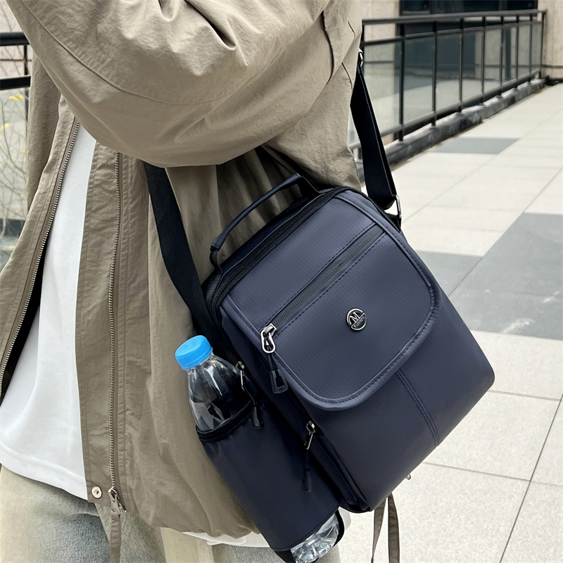 新款男士单肩包手提竖款水杯位包