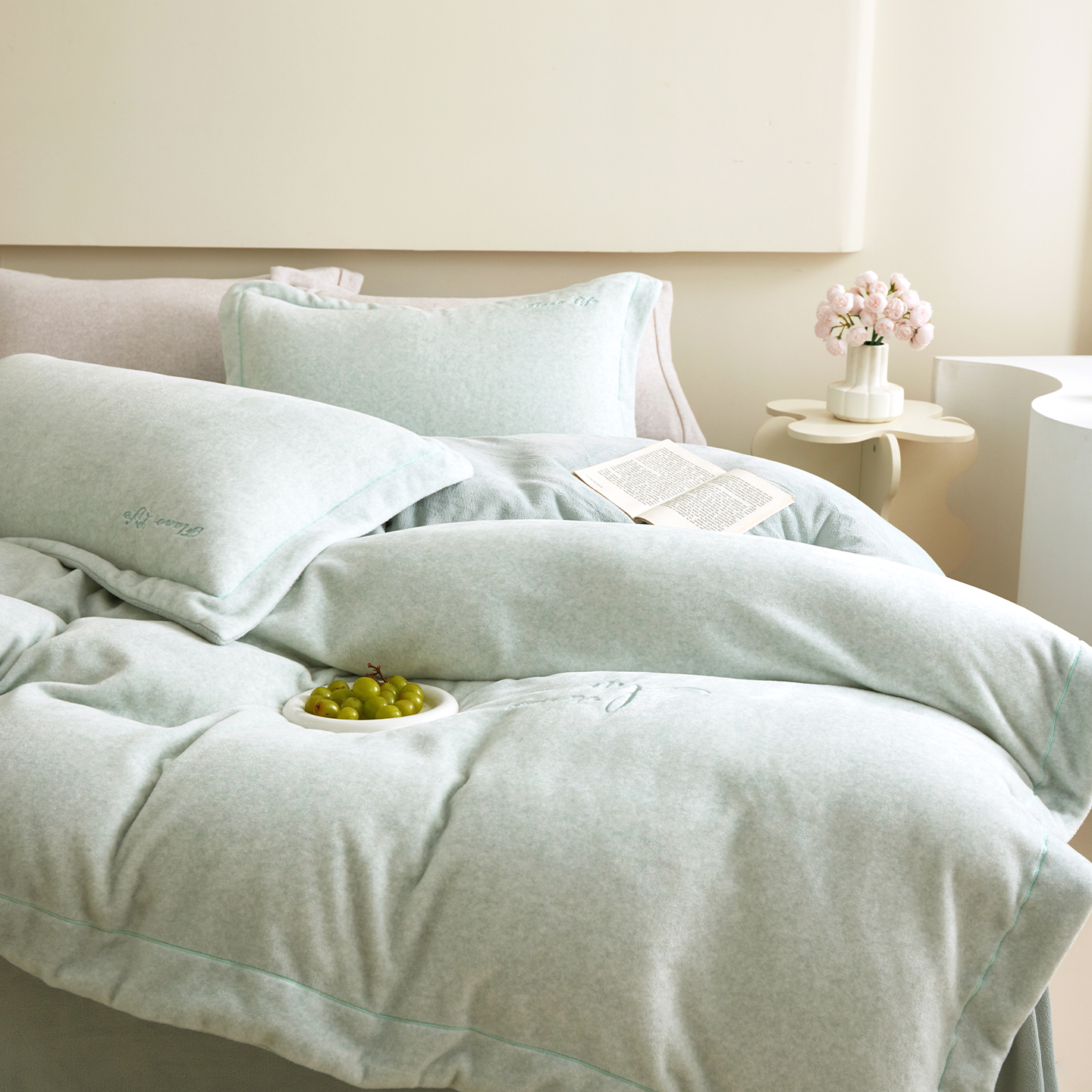 2025新款秋冬加厚亲肤舒适绣花艾尔绒四件套-浅意