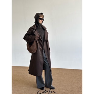 COLN裹上双排扣系带连帽风衣走在风里 竟不自觉得提了你的气场是